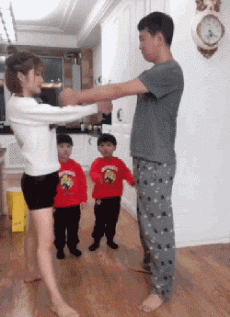 搞笑的动图GIF：小屁屁依然销魂！