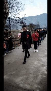 搞笑的GIF动图：这个世界不得了，狗子叼着公鸡跑