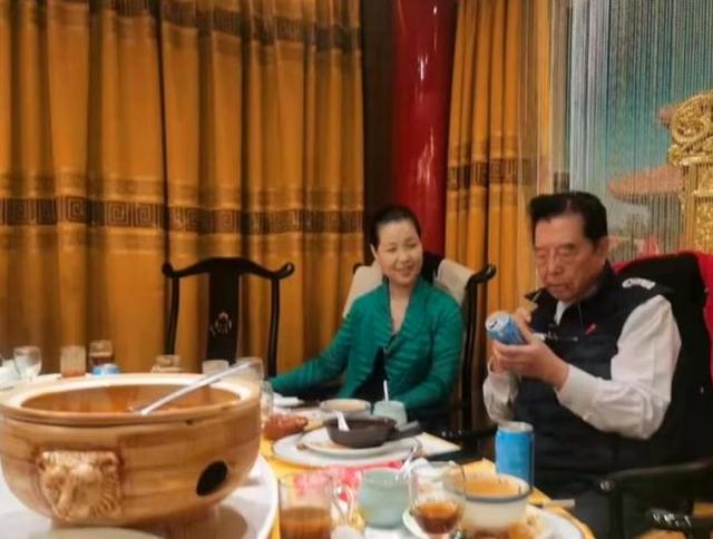 82岁李双江现身饭局，心情好高歌一曲现场掌声不断，却惹网友吐槽
