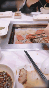 性感美女的内涵动态图片GIF：说实话，我真担心她俩蹦出来