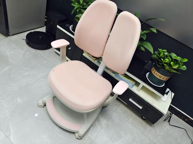 站坐交替，一张可伴孩子到18岁的书桌，乐歌儿童学习桌漫画家体验