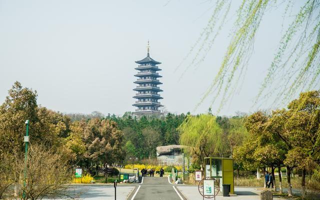 无锡第一大县级市，总面积约2000平方千米，经济发达景点多