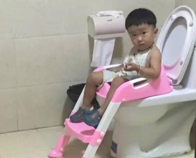 为啥孩子不愿在幼儿园如厕？娃可能说不明白，但家长要清楚