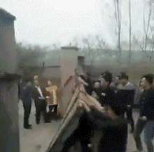 幽默的动态图GIF图:这哪是接亲,简直就是强拆
