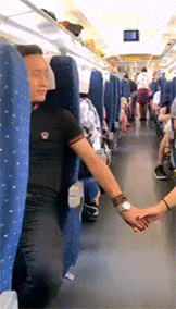 美女的内涵GIF图：这条裙子的质量可真差！