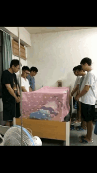 搞笑的动图GIF：熬了三十年终于坐上了肆无忌惮的位置