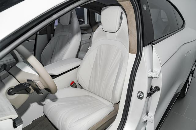 智己L7：高端中大型电动轿车，颜值和科技感都不错，约吗