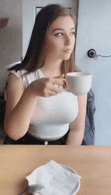 美女的内涵GIF图：这条裙子的质量可真差！