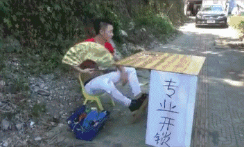 内涵的美女动图：这妹子裤子的拉链，我总感觉不对劲！