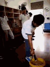 搞笑动图GIF：怪不得榴莲这么贵，每摘一个就要牺牲一个采摘员