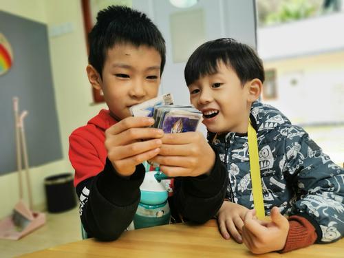 幼儿园的“新型攀比”正在蔓延，家长苦不堪言，孩子却乐在其中