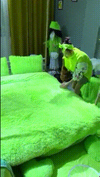搞笑动态图：疫情当前，如何安全地卖馒头？