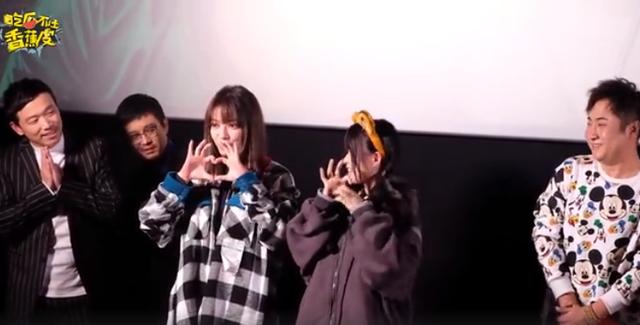 尔泰是谁演的:赵薇现身《两只老虎》首映，与容嬷嬷尔泰后台同框，更现场学比心