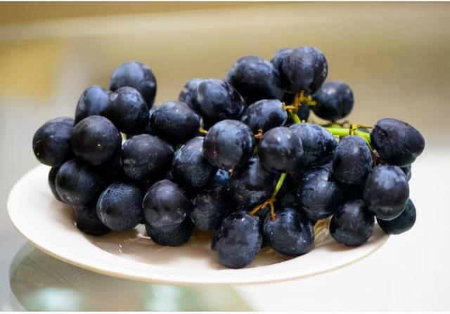 有了白发先别着急染发，多吃这5种食物，或许能改善