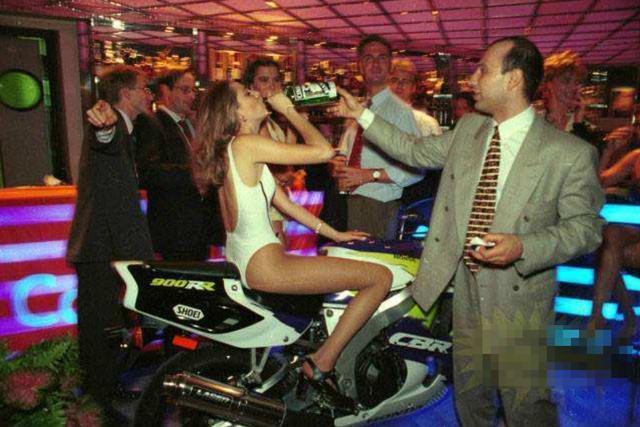 当年俄罗斯寡头在普京对付他们的时候为什么不能反制普京