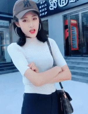 性感女人动图：妹子你这么傲娇，我竟不知所措啊