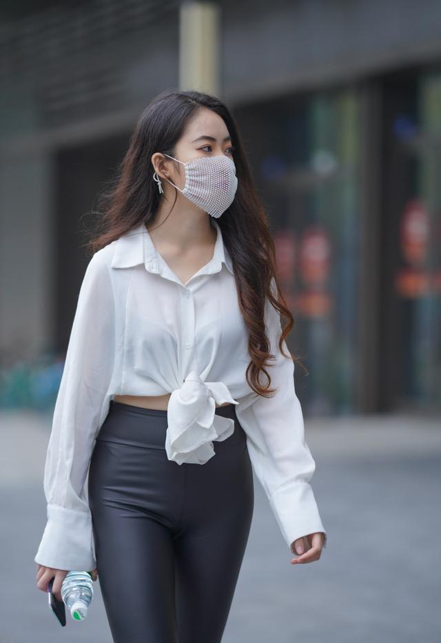 皮裤真是 经典 简单搭个白衬衫 既有气质又有 线条 今日热点