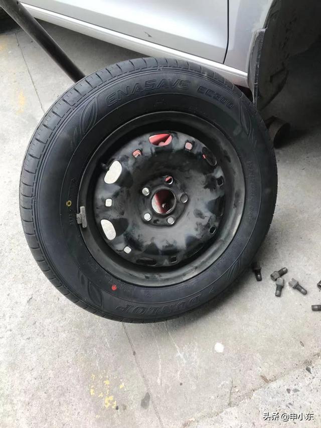轮胎漏气还能开吗伤轮毂吗(轮毂老化轮胎会漏气吗)