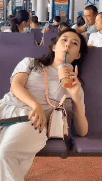 搞笑的动图GIF图片：请问大哥，你是开挂了吗？