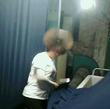 搞笑的动图GIF：一天卖多少钱无所谓，主要是气质不能输！