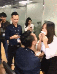 性感美女的内涵动态图片GIF：说实话，我真担心她俩蹦出来