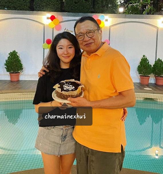 许绍雄的女儿被曝光，她以出众的气质庆祝了父亲的24岁生日。她身后的大水池出人意料地显示了财富。
(图4)