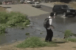 爆笑的GIF动态图片：自从剪了这个头，下雨我再也没有打过伞