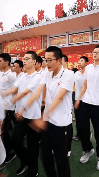 爆笑的动图GIF图片：命根悬一线！这是一辈子的幸福当赌注啊！