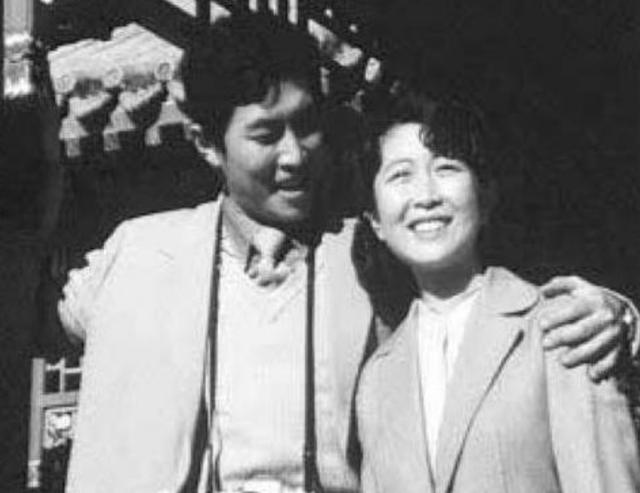 唐国强 前妻除夕夜自杀 为何第2年立马娶了小12岁的壮丽 太阳信息网