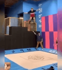 搞笑GIF趣图：孩子你这顿操作，让牛顿很没面子！