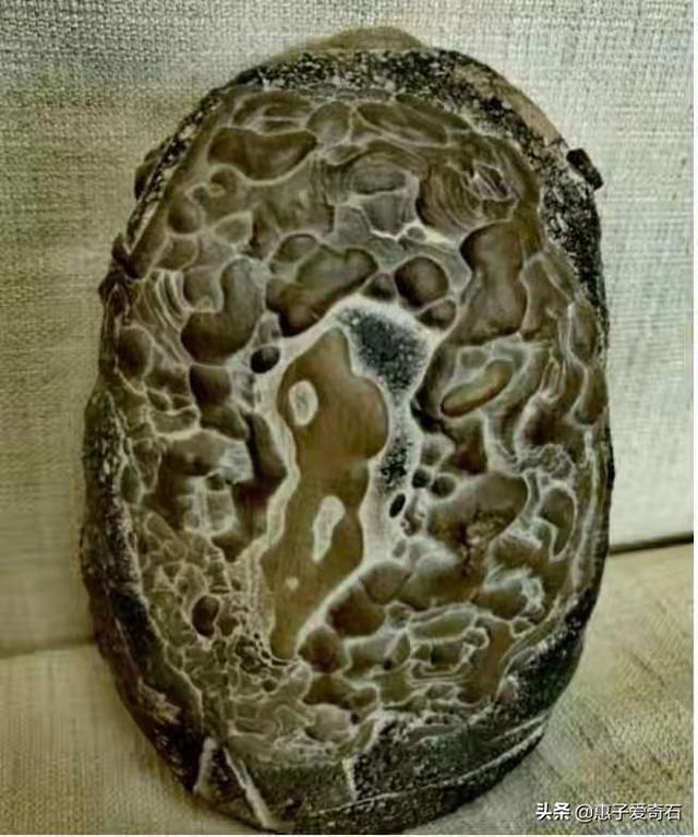鸡血石原石:天然鸡血石原石特征介绍，鸡血石原石有什么特征？
