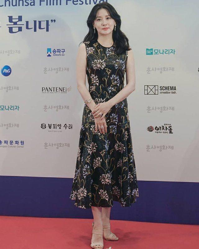 李英爱越老越惊艳,穿旗袍去看秀自带贵妇气质,看不出要奔五了  第15张