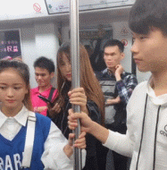 美女内涵动图图片：小姐姐对喜欢的男人温柔点吧！