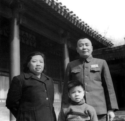 他18岁迎娶陈赓妹妹，爱妻病逝后多年不娶，55年被授予大将军衔