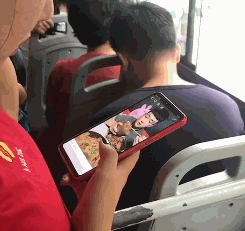 有趣的动图：每个月发工资下班回家都这待遇！