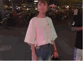 邪恶的美女动图：妹几你抖的什么，力太大看不见啊！