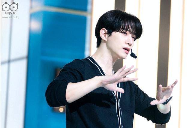 韩国男明星排名前50名（韩国男明星照片大全相册）