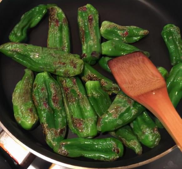 做虎皮青椒，难入味怎么办？教您这样做，青椒脆嫩爽口，超下饭
