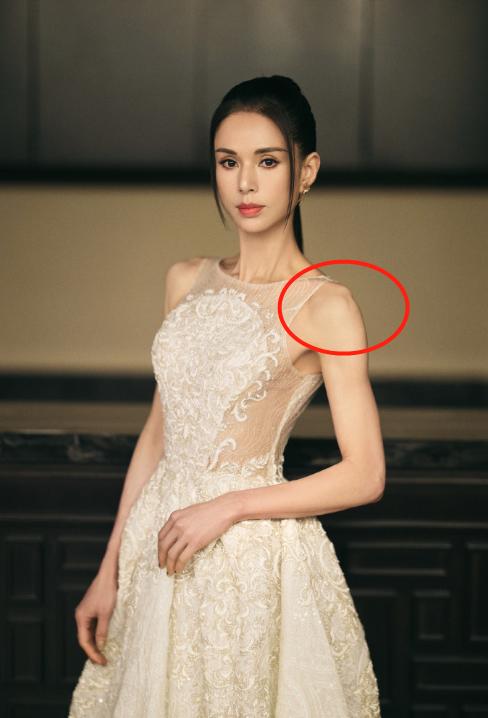 54岁李若彤晒性感照,肩膀瘦到骨头突出,手臂肌肉却硬