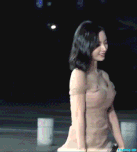 清纯美女动态图片：满满当当的，不然半瓶水会晃荡