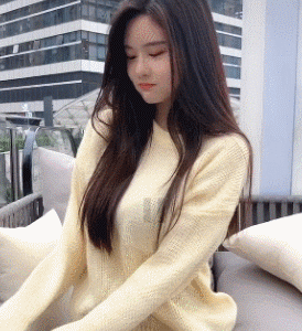 性感美美GIF动图：姑娘身后男人看你的真不多