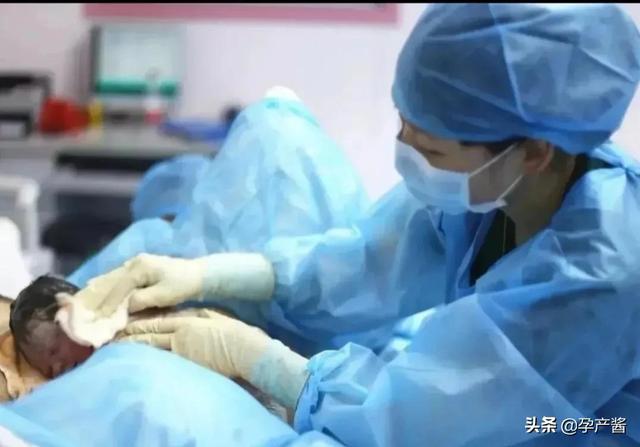 我在凌晨2点左右顺利生下女宝一枚，重6斤6两，于是取名为小66