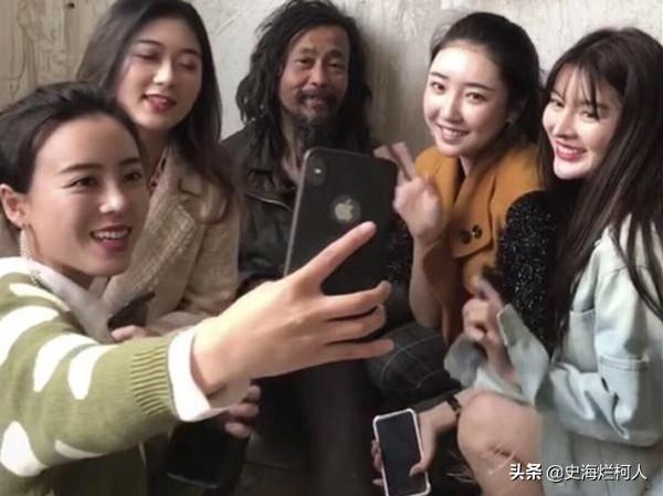 流浪大师的爆红,究竟讽刺了谁?这场闹剧为何会愈演愈烈?