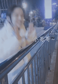 搞笑的GIF动态图片：这个视频让妹子玩出了新境界！