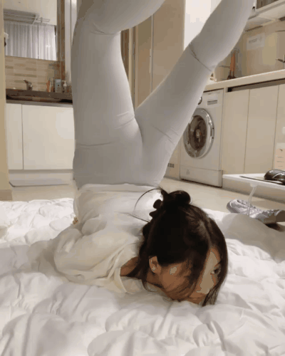 美女邪恶GIF图片：妹子，我也想试试你这个车