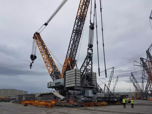 巨型吊车仅一个吊钩便可坐下三个成年人>长120m的主臂和长126m的副臂