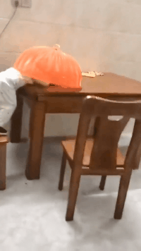 爆笑动态图片：妹子这样走路会挨揍的！