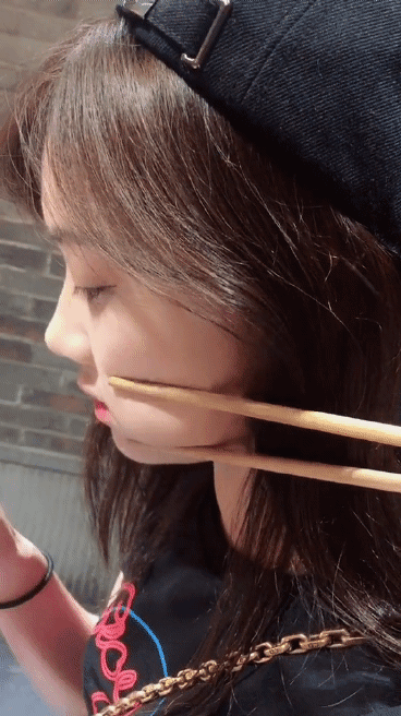 非常内涵的美女GIF图片：前面有这样的妹子，真是一种煎熬