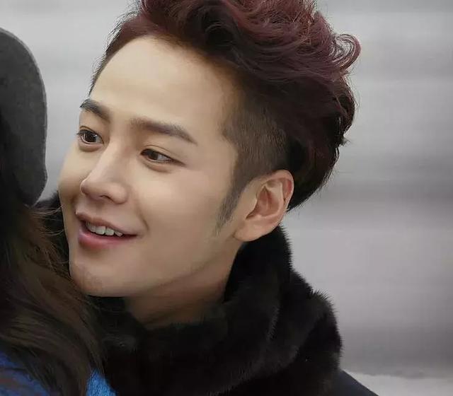 张根硕的两个发型发线突出,线条干净,比起满街同样的发型,有角度的发