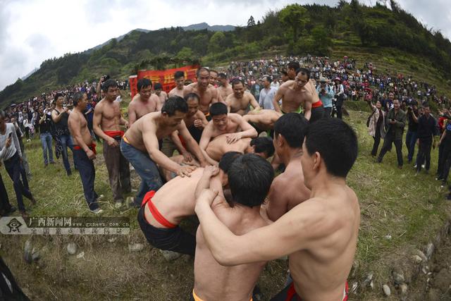 花炮节是哪个民族的节日:嗨翻了！广西龙胜瑶族群众欢庆花炮节 上万名中外游客参与